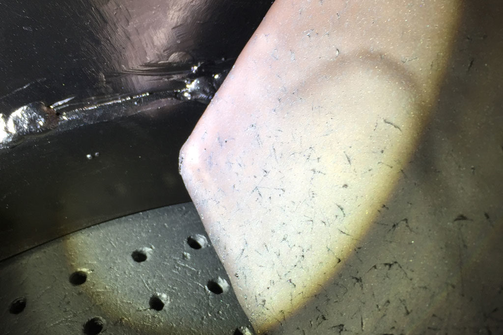 Foto aus dem Inneren der Muldenbandstrahlanlage: Die Prallplatte über dem Gummigurt