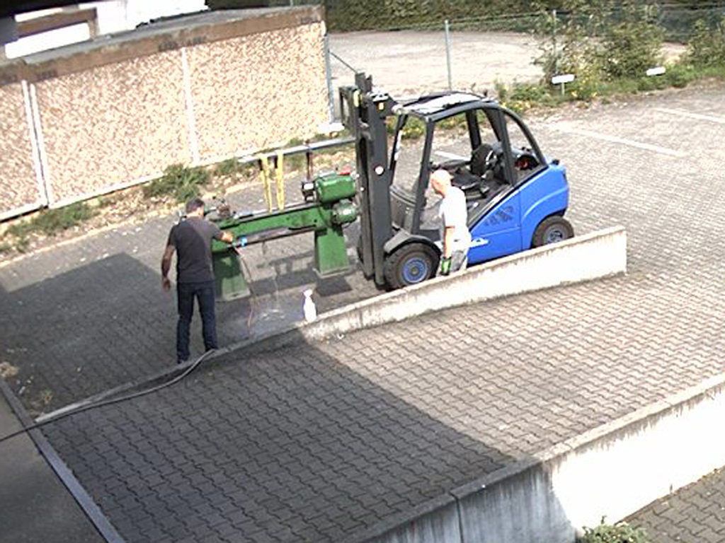 Drehmaschine mit dem Schlauch abspritzen. Drehmaschine mit dem Schlauch abspritzen.