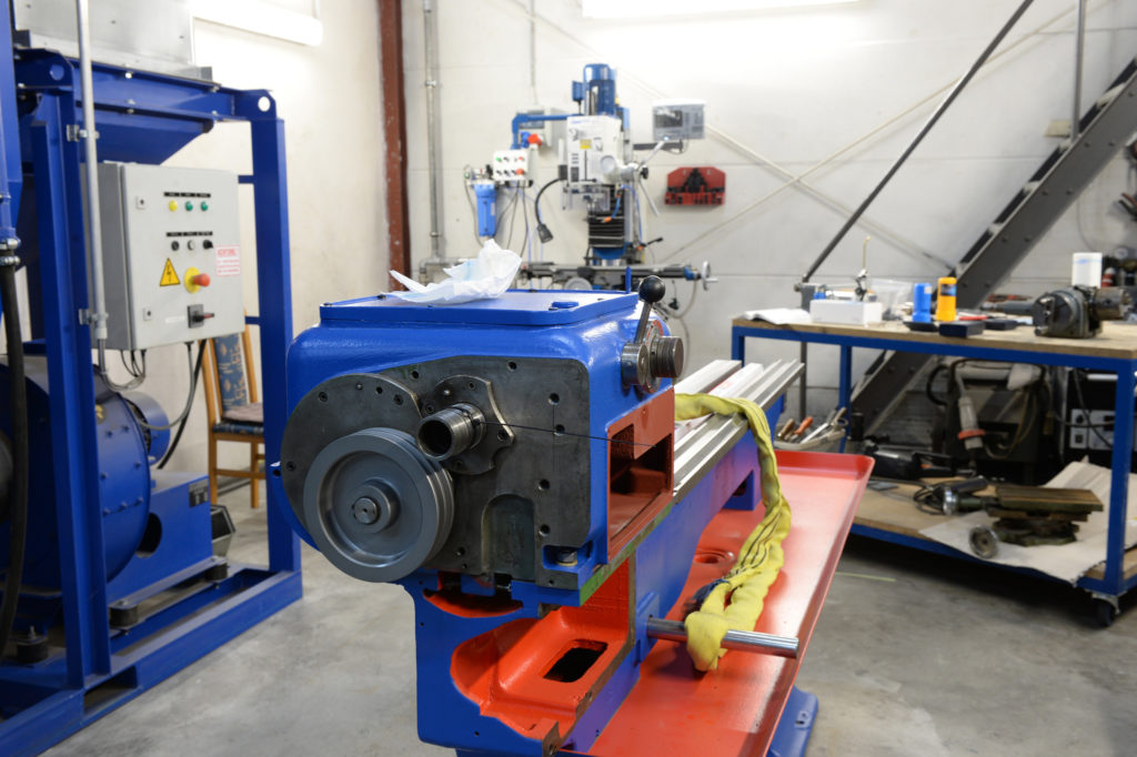 Zerspanungsbereich mit Fräsmaschine im Hintergrund Zerspanungsbereich mit Fräsmaschine im Hintergrund